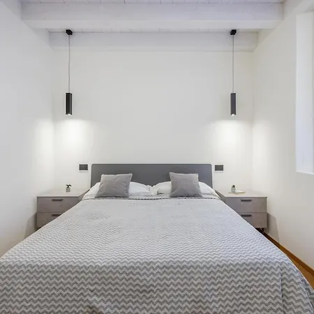 Stylish Loft With Private Garage Near Ghirlandina Apartment *
