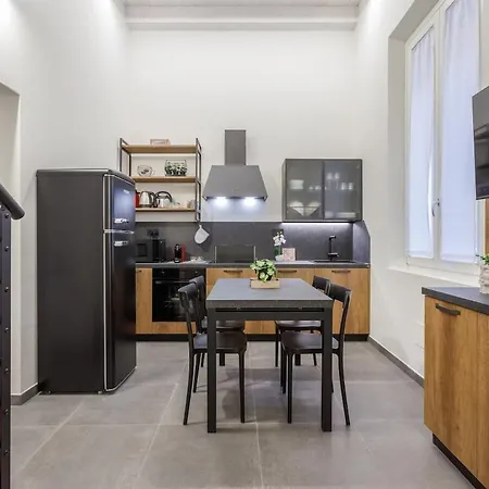 Stylish Loft With Private Garage Near Ghirlandina Apartment *
