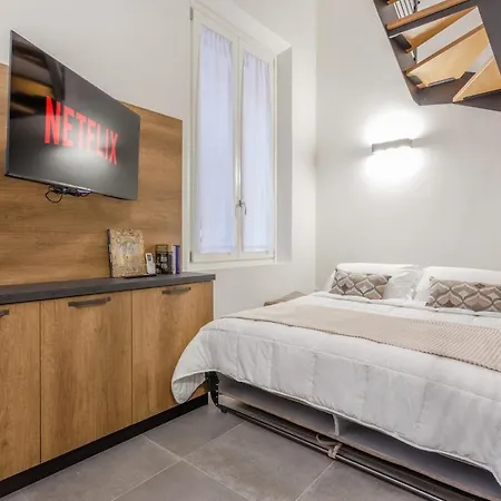 Stylish Loft With Private Garage Near Ghirlandina Apartment